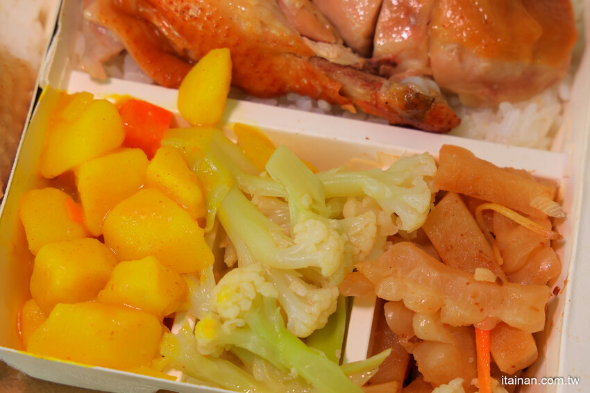 日賣300隻雞!國產土雞專賣~白斬、煙燻、油雞三口味!土雞便當、半雞切盤、拜拜祭祖全雞預訂好方便!外皮油亮肉質鮮嫩多汁一吃成主顧「好棒棒土雞專賣店」土雞便當 @台南好Food遊