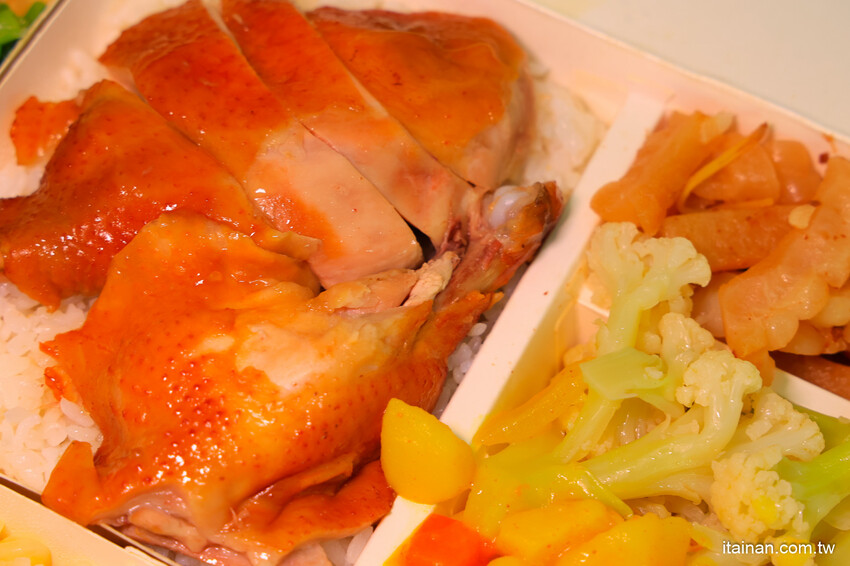 日賣300隻雞!國產土雞專賣~白斬、煙燻、油雞三口味!土雞便當、半雞切盤、拜拜祭祖全雞預訂好方便!外皮油亮肉質鮮嫩多汁一吃成主顧「好棒棒土雞專賣店」土雞便當 @台南好Food遊