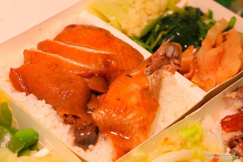 日賣300隻雞!國產土雞專賣~白斬、煙燻、油雞三口味!土雞便當、半雞切盤、拜拜祭祖全雞預訂好方便!外皮油亮肉質鮮嫩多汁一吃成主顧「好棒棒土雞專賣店」土雞便當 @台南好Food遊