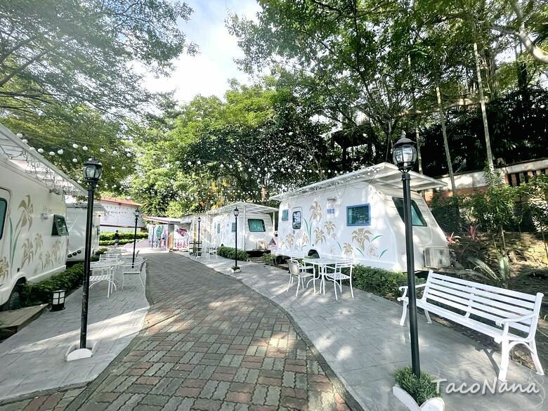 嘉義露營車推薦》詩情花園渡假村│夢幻森林系露營車住宿，一入園就玩不停！直接車前就開吃的BBQ晚餐與一系列