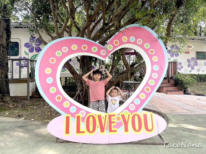 嘉義露營車推薦》詩情花園渡假村│夢幻森林系露營車住宿，一入園就玩不停！直接車前就開吃的BBQ晚餐與一系列
