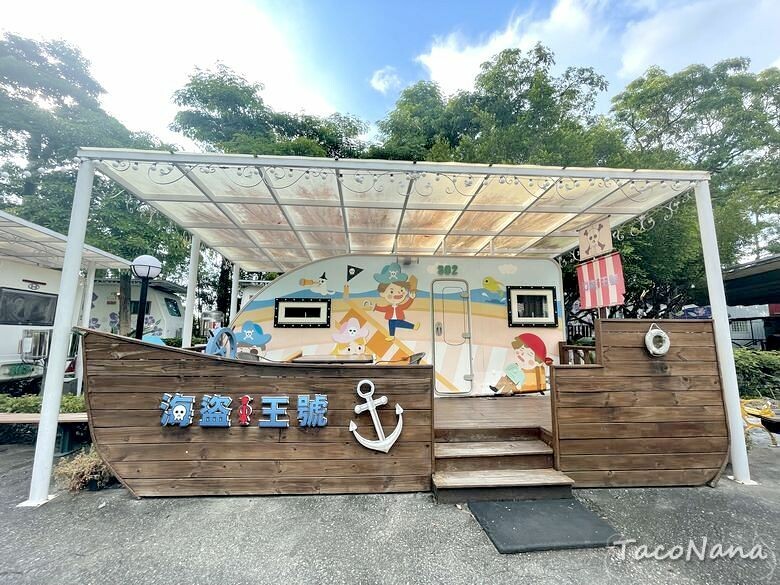 嘉義露營車推薦》詩情花園渡假村│夢幻森林系露營車住宿，一入園就玩不停！直接車前就開吃的BBQ晚餐與一系列