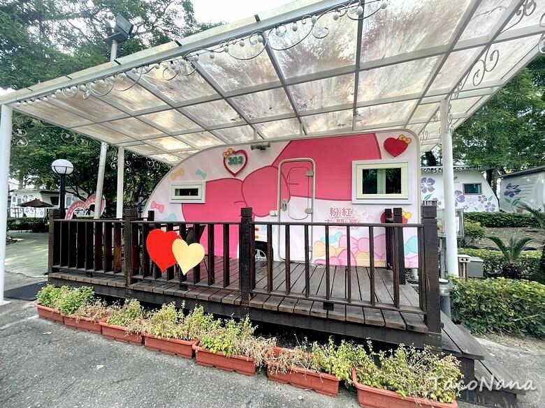 嘉義露營車推薦》詩情花園渡假村│夢幻森林系露營車住宿，一入園就玩不停！直接車前就開吃的BBQ晚餐與一系列