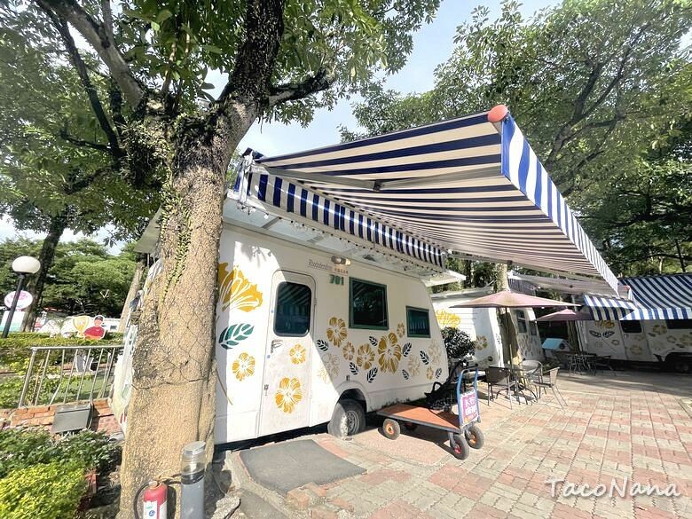 嘉義露營車推薦》詩情花園渡假村│夢幻森林系露營車住宿，一入園就玩不停！直接車前就開吃的BBQ晚餐與一系列