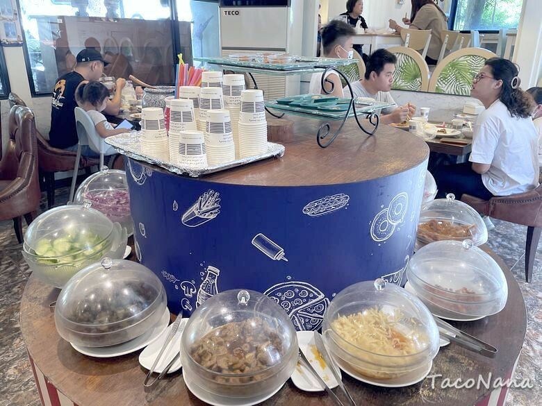 嘉義露營車推薦》詩情花園渡假村│夢幻森林系露營車住宿，一入園就玩不停！直接車前就開吃的BBQ晚餐與一系列