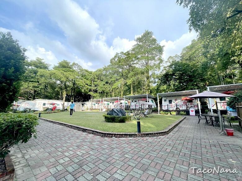 嘉義露營車推薦》詩情花園渡假村│夢幻森林系露營車住宿，一入園就玩不停！直接車前就開吃的BBQ晚餐與一系列