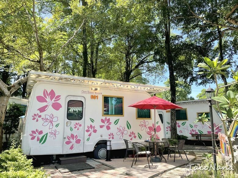 嘉義露營車推薦》詩情花園渡假村│夢幻森林系露營車住宿，一入園就玩不停！直接車前就開吃的BBQ晚餐與一系列