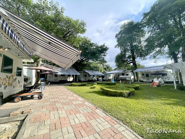 嘉義露營車推薦》詩情花園渡假村│夢幻森林系露營車住宿，一入園就玩不停！直接車前就開吃的BBQ晚餐與一系列