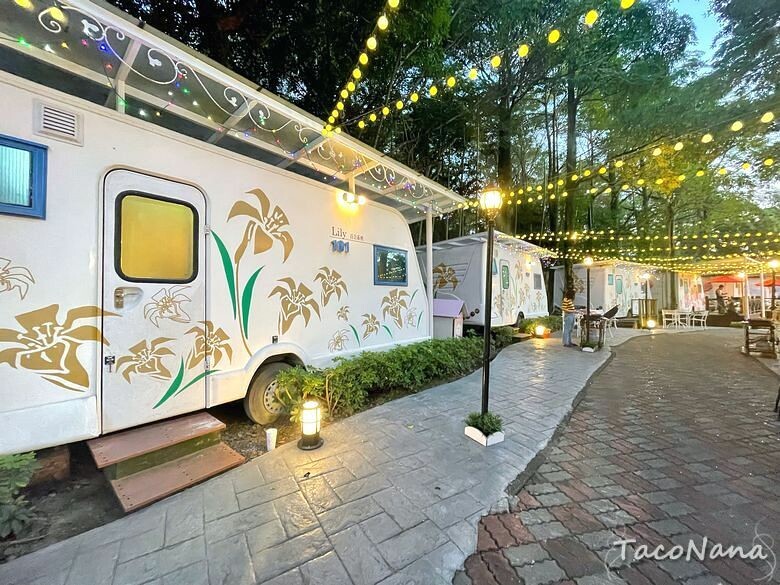 嘉義露營車推薦》詩情花園渡假村│夢幻森林系露營車住宿，一入園就玩不停！直接車前就開吃的BBQ晚餐與一系列