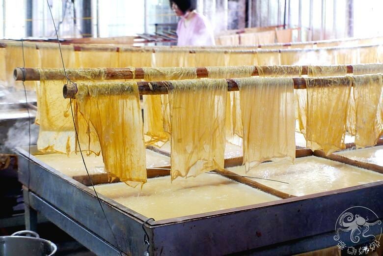 嘉義露營車推薦》詩情花園渡假村│夢幻森林系露營車住宿，一入園就玩不停！直接車前就開吃的BBQ晚餐與一系列