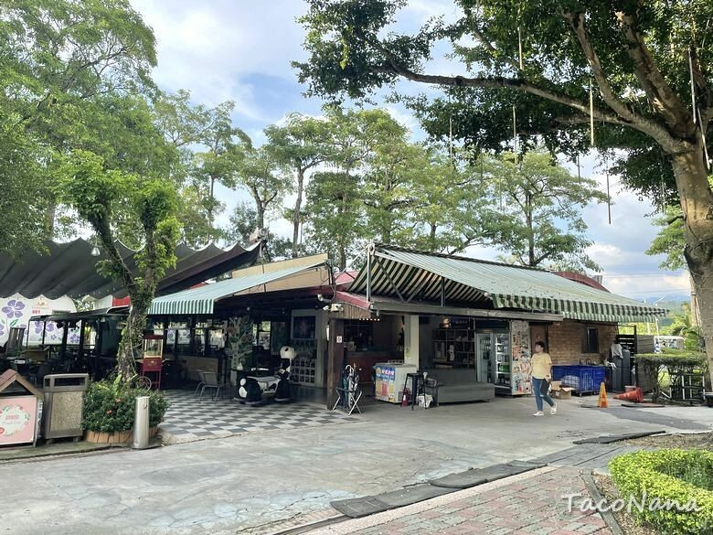 嘉義露營車推薦》詩情花園渡假村│夢幻森林系露營車住宿，一入園就玩不停！直接車前就開吃的BBQ晚餐與一系列