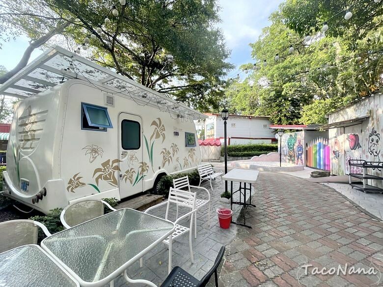 嘉義露營車推薦》詩情花園渡假村│夢幻森林系露營車住宿，一入園就玩不停！直接車前就開吃的BBQ晚餐與一系列