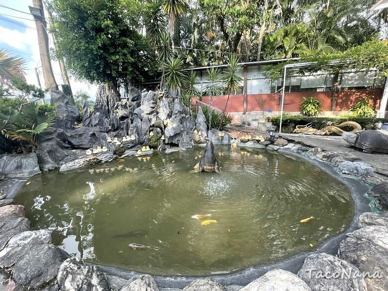 嘉義露營車推薦》詩情花園渡假村│夢幻森林系露營車住宿，一入園就玩不停！直接車前就開吃的BBQ晚餐與一系列