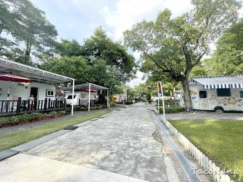 嘉義露營車推薦》詩情花園渡假村│夢幻森林系露營車住宿，一入園就玩不停！直接車前就開吃的BBQ晚餐與一系列