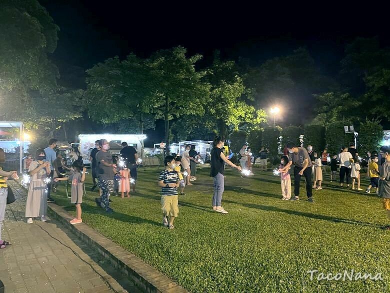 嘉義露營車推薦》詩情花園渡假村│夢幻森林系露營車住宿，一入園就玩不停！直接車前就開吃的BBQ晚餐與一系列