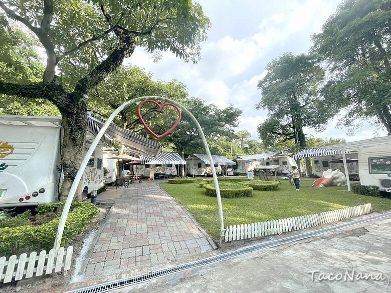 嘉義露營車推薦》詩情花園渡假村│夢幻森林系露營車住宿，一入園就玩不停！直接車前就開吃的BBQ晚餐與一系列