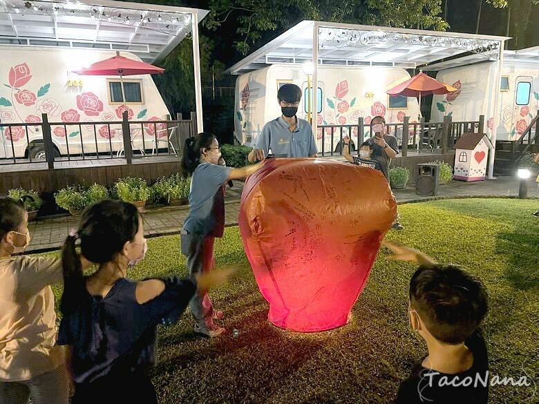 嘉義露營車推薦》詩情花園渡假村│夢幻森林系露營車住宿，一入園就玩不停！直接車前就開吃的BBQ晚餐與一系列