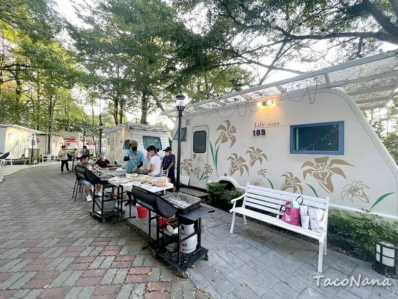 嘉義露營車推薦》詩情花園渡假村│夢幻森林系露營車住宿，一入園就玩不停！直接車前就開吃的BBQ晚餐與一系列