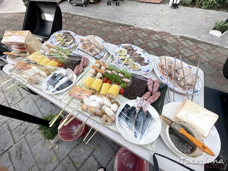 嘉義露營車推薦》詩情花園渡假村│夢幻森林系露營車住宿，一入園就玩不停！直接車前就開吃的BBQ晚餐與一系列