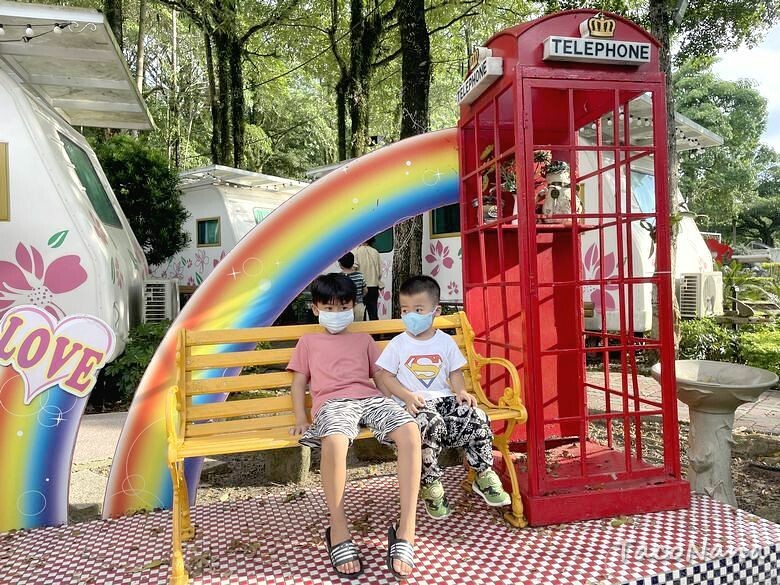 嘉義露營車推薦》詩情花園渡假村│夢幻森林系露營車住宿，一入園就玩不停！直接車前就開吃的BBQ晚餐與一系列