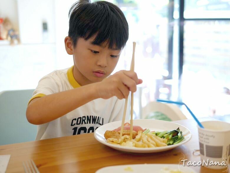 嘉義露營車推薦》詩情花園渡假村│夢幻森林系露營車住宿，一入園就玩不停！直接車前就開吃的BBQ晚餐與一系列