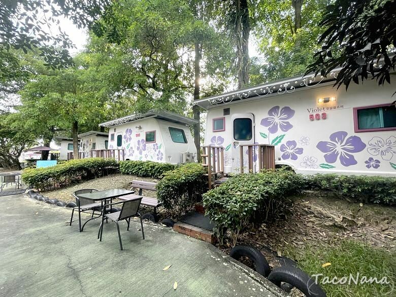 嘉義露營車推薦》詩情花園渡假村│夢幻森林系露營車住宿，一入園就玩不停！直接車前就開吃的BBQ晚餐與一系列