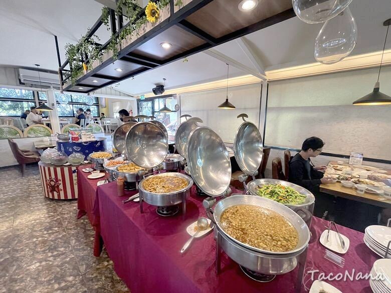 嘉義露營車推薦》詩情花園渡假村│夢幻森林系露營車住宿，一入園就玩不停！直接車前就開吃的BBQ晚餐與一系列