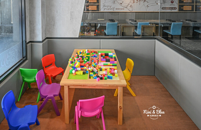 推薦海陸鍋+17盎司肉片,還有白飯、飲料吃到飽、兒童遊戲室-妮妮布魯