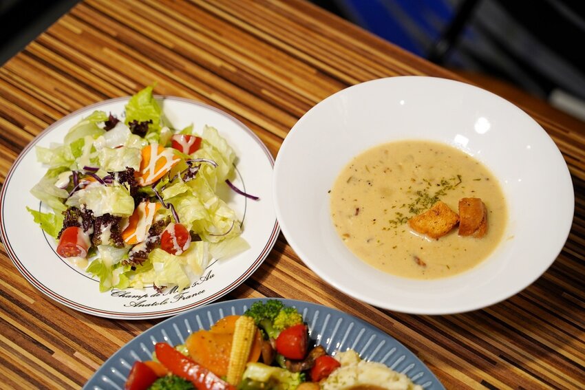 新竹竹北平價大份量早午餐推薦『Mr.Kenny 肯尼廚房』，比臉大雞排漢堡、雙手握不住的牛肉漢堡，還有各式可愛精緻的手作甜點！ - 阿華田的美食日記