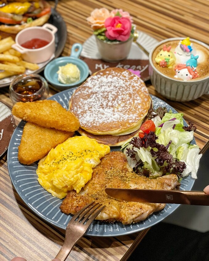 新竹竹北平價大份量早午餐推薦『Mr.Kenny 肯尼廚房』，比臉大雞排漢堡、雙手握不住的牛肉漢堡，還有各式可愛精緻的手作甜點！ - 阿華田的美食日記