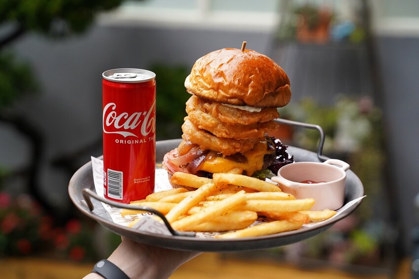 新竹竹北平價大份量早午餐推薦『Mr.Kenny 肯尼廚房』，比臉大雞排漢堡、雙手握不住的牛肉漢堡，還有各式可愛精緻的手作甜點！ - 阿華田的美食日記