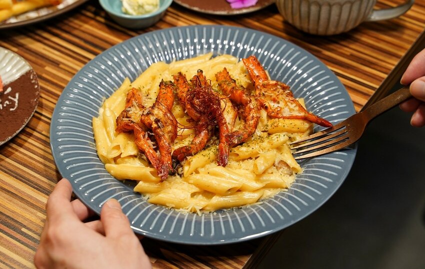 新竹竹北平價大份量早午餐推薦『Mr.Kenny 肯尼廚房』，比臉大雞排漢堡、雙手握不住的牛肉漢堡，還有各式可愛精緻的手作甜點！ - 阿華田的美食日記