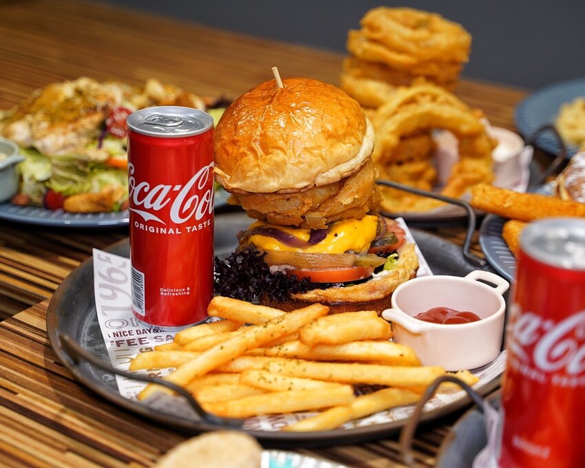 新竹竹北平價大份量早午餐推薦『Mr.Kenny 肯尼廚房』，比臉大雞排漢堡、雙手握不住的牛肉漢堡，還有各式可愛精緻的手作甜點！ - 阿華田的美食日記