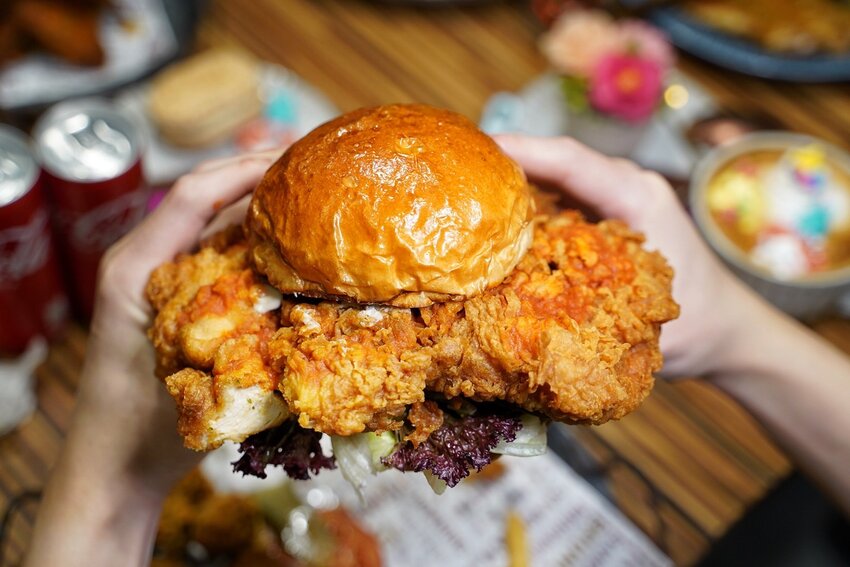 新竹竹北平價大份量早午餐推薦『Mr.Kenny 肯尼廚房』，比臉大雞排漢堡、雙手握不住的牛肉漢堡，還有各式可愛精緻的手作甜點！ - 阿華田的美食日記