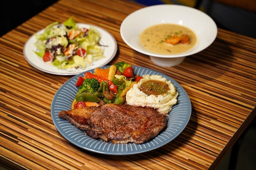 新竹竹北平價大份量早午餐推薦『Mr.Kenny 肯尼廚房』，比臉大雞排漢堡、雙手握不住的牛肉漢堡，還有各式可愛精緻的手作甜點！ - 阿華田的美食日記