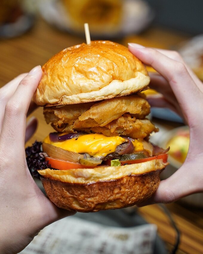 新竹竹北平價大份量早午餐推薦『Mr.Kenny 肯尼廚房』，比臉大雞排漢堡、雙手握不住的牛肉漢堡，還有各式可愛精緻的手作甜點！ - 阿華田的美食日記