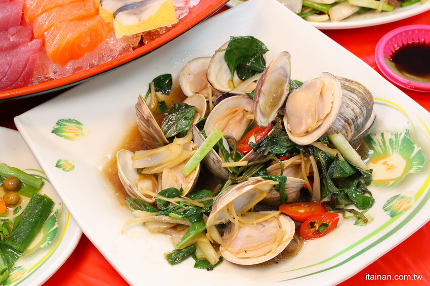 好吃又便宜!生魚片一片5元我還不吃爆!後壁湖海鮮必吃這家「後壁湖上安活海鮮」活跳跳生猛海鮮熱炒口味好、有專屬停車場 @台南好Food遊