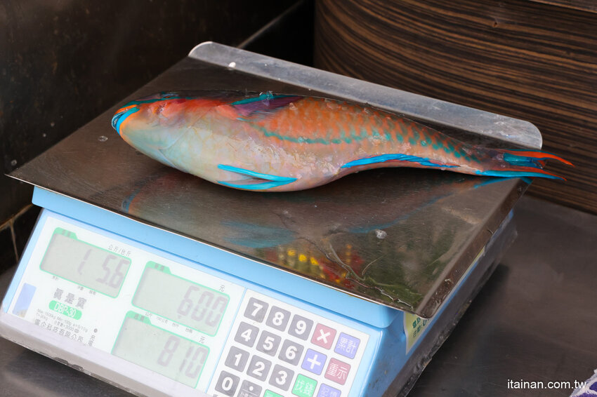 好吃又便宜!生魚片一片5元我還不吃爆!後壁湖海鮮必吃這家「後壁湖上安活海鮮」活跳跳生猛海鮮熱炒口味好、有專屬停車場 @台南好Food遊