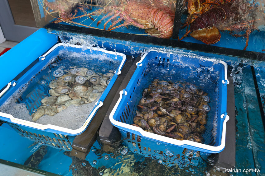 好吃又便宜!生魚片一片5元我還不吃爆!後壁湖海鮮必吃這家「後壁湖上安活海鮮」活跳跳生猛海鮮熱炒口味好、有專屬停車場 @台南好Food遊