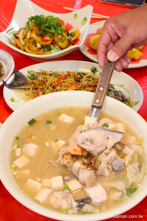 好吃又便宜!生魚片一片5元我還不吃爆!後壁湖海鮮必吃這家「後壁湖上安活海鮮」活跳跳生猛海鮮熱炒口味好、有專屬停車場 @台南好Food遊