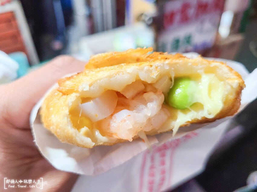 這間餡餅超爆漿，一不小心就會燙到嘴巴～