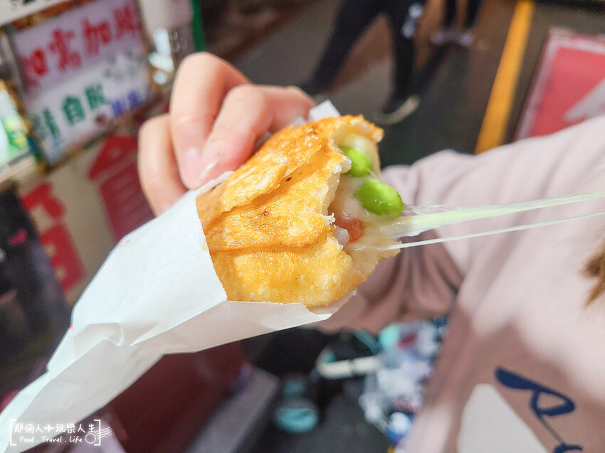 這間餡餅超爆漿，一不小心就會燙到嘴巴～