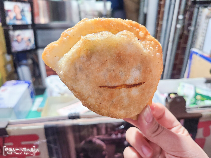 這間餡餅超爆漿，一不小心就會燙到嘴巴～