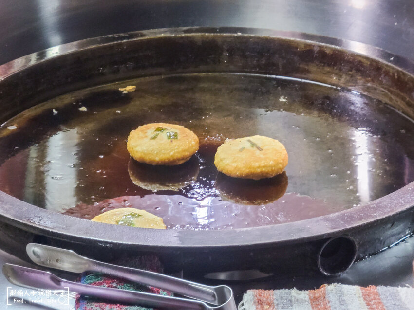 這間餡餅超爆漿，一不小心就會燙到嘴巴～