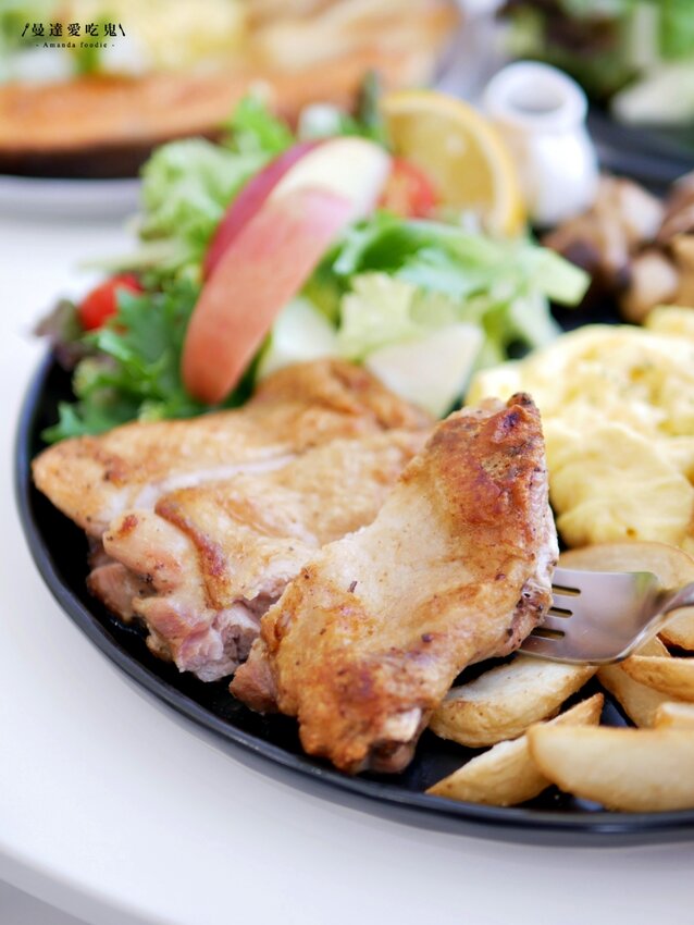 台南早午餐推薦｜外酥內嫩的迷迭香雞腿吃起來『康晨手作廚房』隱藏在巷子裡的神美韓系早午餐 - 曼達愛吃鬼