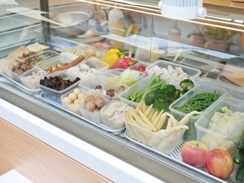 潮州圓環美食不能錯過的還有這味『無共款鹽水雞』3種口味自由選，繽紛配菜尬涮嘴鹽水雞吃起來！屏東美食｜潮州美食｜潮州小吃 - 曼達愛吃鬼