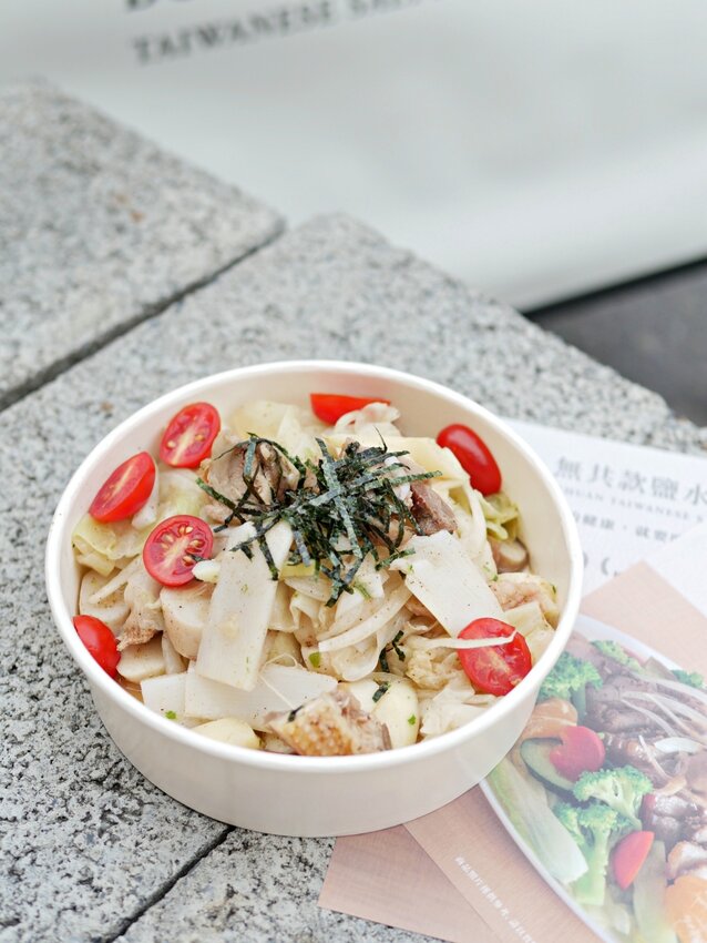 潮州圓環美食不能錯過的還有這味『無共款鹽水雞』3種口味自由選，繽紛配菜尬涮嘴鹽水雞吃起來！屏東美食｜潮州美食｜潮州小吃 - 曼達愛吃鬼