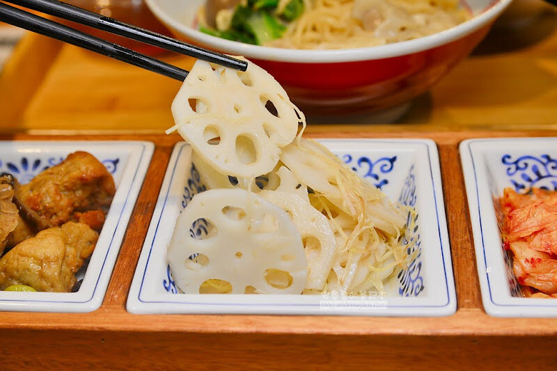 百貨公司美食街,路邊攤價位-吃爆平價古早味滷肉飯,乾麵,小菜