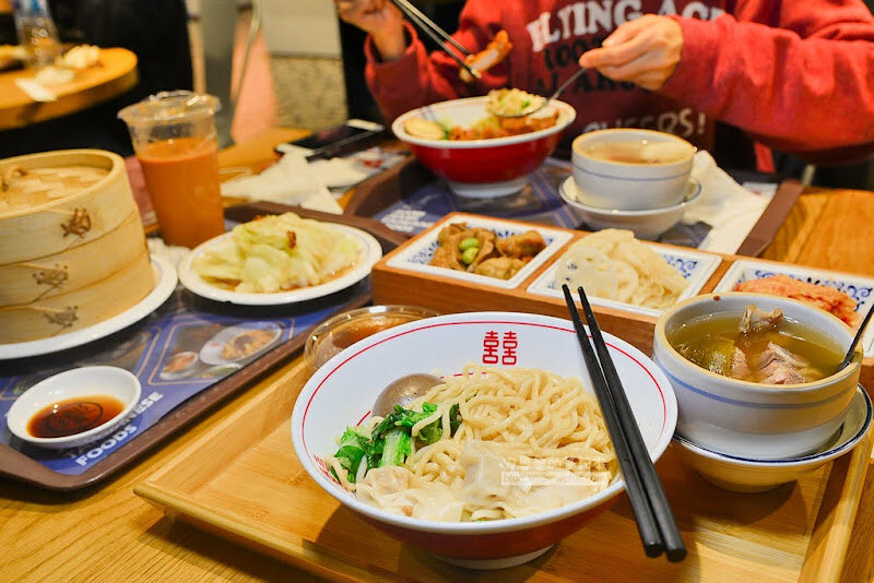 百貨公司美食街,路邊攤價位-吃爆平價古早味滷肉飯,乾麵,小菜