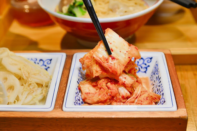 百貨公司美食街,路邊攤價位-吃爆平價古早味滷肉飯,乾麵,小菜